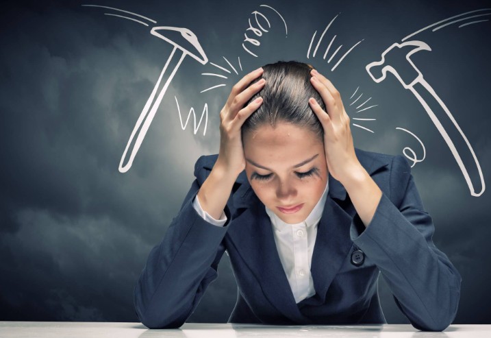 Persona relajada disfrutando de la naturaleza